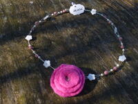Filzbl&uuml;tenkette pink mit Perlmuttbl&uuml;mchen und gef&auml;rbten Perlmuttperlen, L&auml;nge 47 cm